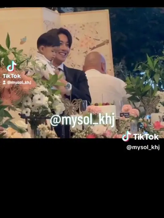 Sang putra juga terlihat tak lepas dari gendongan Kim Hyun Joong. [Foto: TikTok/mysol_khj]