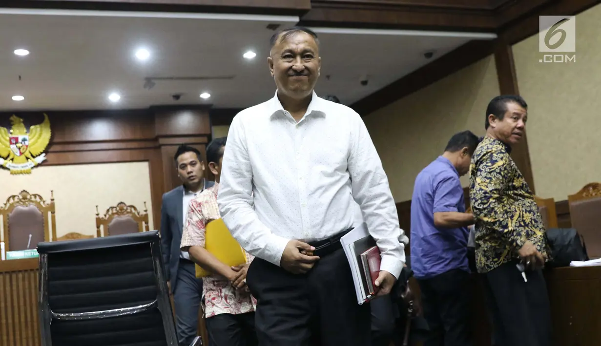 Anggota DPR dari fraksi Partai Golkar, Markus Nari usai menjalani sidang pembacaan dakwaan di Pengadilan Tipikor, Jakarta, Rabu (14/8/2019). Markus Nari didakwa oleh JPU KPK terkait kasus dugaan korupsi e-KTP dan perintangan penyidikan. (Liputan6.com/Helmi Fithriansyah)
