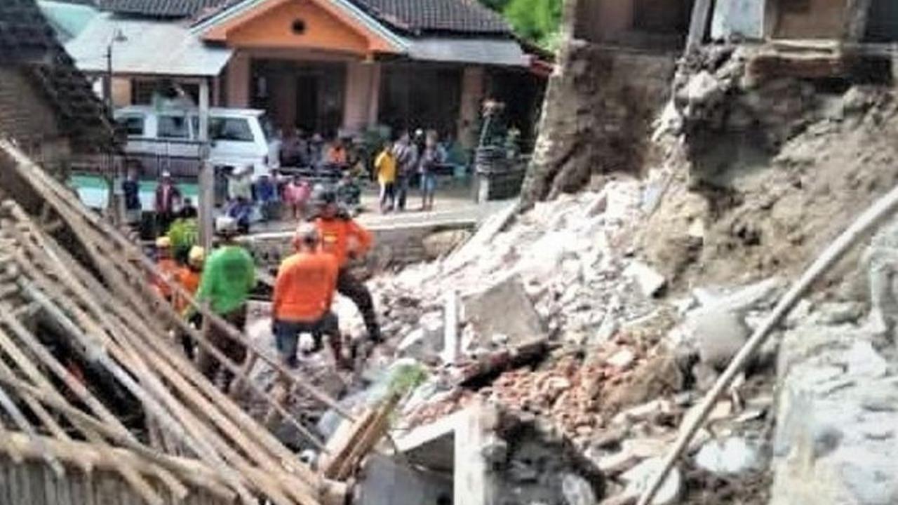 Hujan Deras Picu Bangunan Ambrol di Magetan, Dua Rumah Warga Rusak Parah