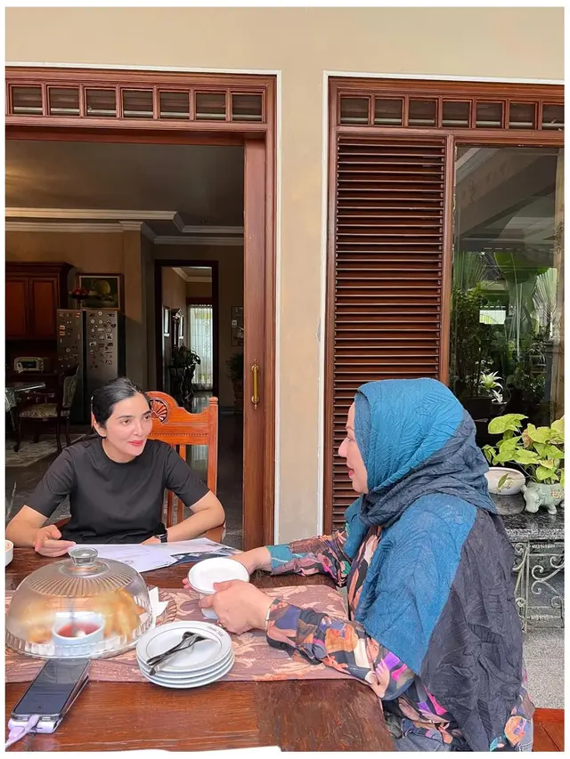 5 Potret Teras Semi Terbuka Rumah Camelia Malik, Bernuansa Klasik dan Tropis