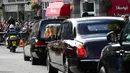 Warga berbaris saat mobil yang membawa peti berisi jenazah Ratu Elizabeth II melintas di Ballater, Skotlandia, Minggu (11/9/2022). Jenazah Ratu Elizabeth II diberangkatkan dari Kastil Balmoral ke Istana Holyroodhouse di Edinburgh sebelum nantinya akan dipindahkan ke London. (AP Photo/Scott Heppell)