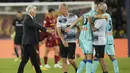 Hingga laga usai, akor 1-0 untuk Atalanta tetap bertahan dan Jose Mourinho harus bersiap menerima sanksi yang akan dijatuhkan otoritas Serie A atas ulahnya tersebut. (AP/Andrew Medichini)