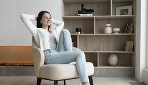 ilustrasi bersantai di rumah sendiri/copyright freepik.com/freepik