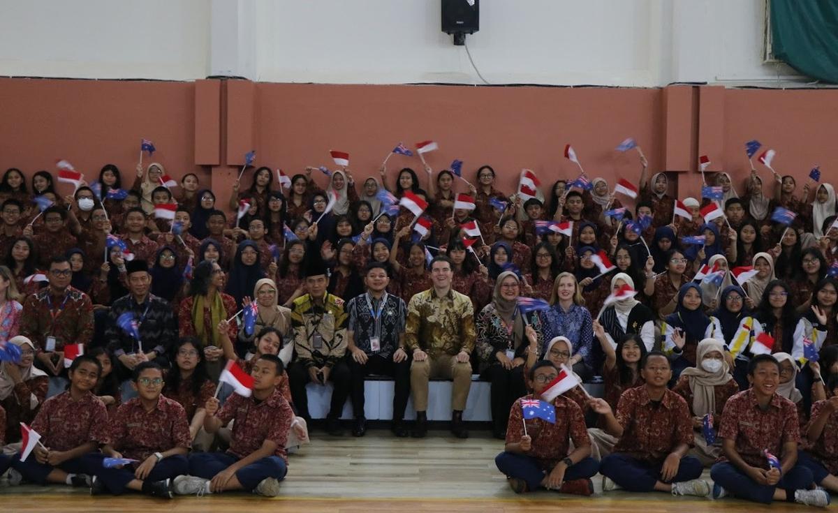 Kunjungan Yang Mulia Anggota Parlemen Australia, Tim Watts, ke SMP Labschool Kebayoran