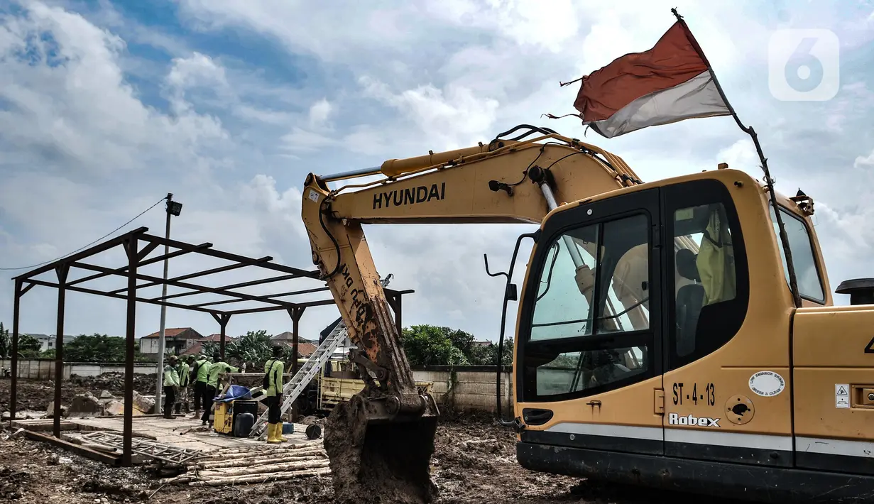 Petugas dari Sudin Pertamanan Jakarta Utara saat menyelesaikan pembangunan kantor di lokasi yang akan dijadikan sebagai TPU khusus jenazah pasien Covid-19, Rorotan, Jakarta, Senin (1/2/2021). (merdeka.com/Iqbal S. Nugroho)