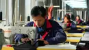 Pekerja sebuah perusahaan kasmir menjahit pakaian berbahan kasmir di wilayah Qinghe, Provinsi Hebei, China, 11 November 2020. Wilayah Qinghe telah membangun rantai industri kasmir yang lengkap mulai dari pembelian dan pemrosesan kasmir hingga pembuatan dan pemasaran garmen. (Xinhua/Mu Yu)