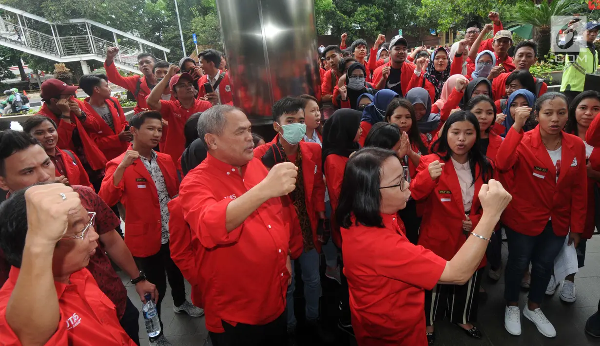 Ratusan mahasiswa dari Universitas 17 Agustus 1945 Jakarta mendatangi Gedung KPK, Jakarta, Rabu (14/11). Mereka melaporkan adanya dugaan tindak pidana korupsi dari hasil persidangan di PN Jakarta Utara. (Merdeka.com/Dwi Narwoko)