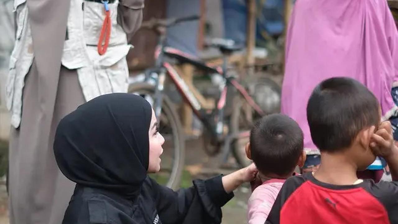 7 Aksi Zaskia Adya Mecca Bantu Korban Banjir Bekasi, Rela Naik Pick Up