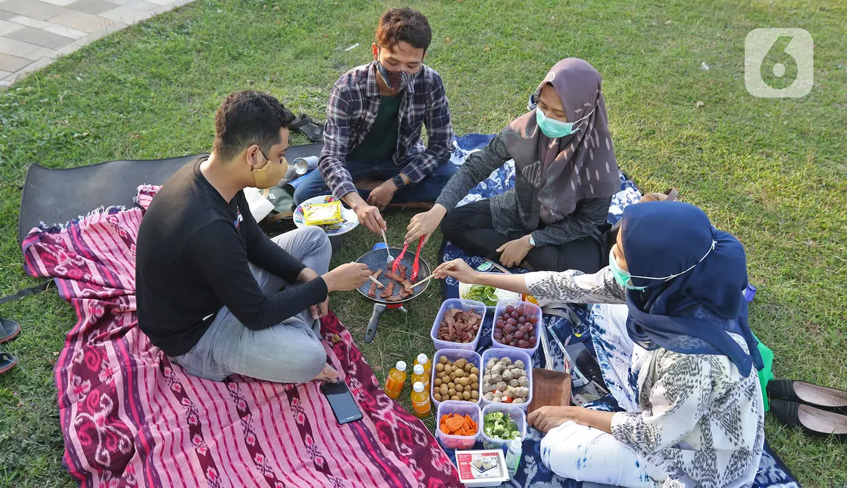Warga beraktivitas di area hutan kota di Kompleks Gelora Bung Karno, Senayan, Jakarta, Sabtu (22/08/2020). Pengunjung memanfaatkan pemandangan dan suasana Hutan Kota GBK untuk menghabiskan libur akhir pekan di tengah pandemi Covid-19. (Liputan6.com/Herman Zakharia)