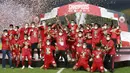 Pemain Persija Jakarta melakukan selebrasi dengan mengangkat trofi usai menjuarai Piala Menpora 2021 di Stadion Manahan, Solo, Minggu (25/4/2021). (Bola.com/M Iqbal Ichsan)