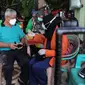 Petugas menyuntikkan vaksin COVID-19 dosis ketiga kepada lansia saat vaksinasi booster COVID-19 dari rumah ke rumah di Poris Plawad, Tangerang, Jumat (21/1/2022). Pelaksanaan vaksinasi dari rumah ke rumah untuk memudahkan para lansia mendapatkan vaksin booster COVID-19. (merdeka.com/Arie Basuki)
