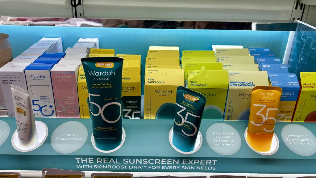 Jajaran produk sunscreen di drug store saat difoto pada 16 Oktober 2026. (Liputan6.com/Asnida Riani)