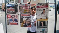 Koran dengan gambar Presiden Peru periode 2001-2006, Alejandro Toledo di sebuah lapak di Lima, 10 Februari 2017. Seorang hakim di Peru memerintahkan penangkapan Alejandro Toledo atas dugaan menerima suap setara Rp 266 miliar. (ERNESTO BENAVIDES/AFP)