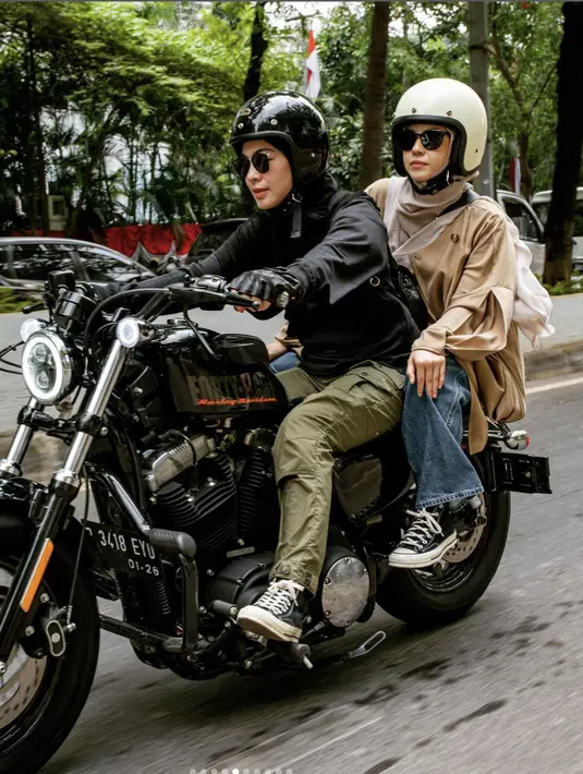 Ia juga tampak melengkapi gayanya dengan sunglasses hitam yang jadikan gayanya oenuh aksi. [Foto: Instagram/ Dian Ayu]