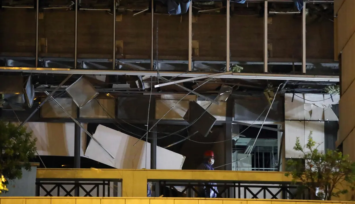 Kepolisian Yunani menyelidiki daerah di luar pintu masuk Pengadilan Banding di Athena, Jumat, (22/12). Sebuah ledakan dahsyat telah merusak kompleks pengadilan di pusat kota Athena. (AP Photo / Thanassis Stavrakis)