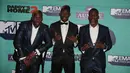 Gelandang MU, Paul Pogba (tengah) dan saudarnya Florentin Pogba (kiri) dan Mathias Pogba (kanan) berpose di atas karpet merah saat menghadiri MTV Europe Music Awards (EMA) 2017 di Wembley Arena di London, Inggris (12/11). (AFP Photo/Daniel Leal-Olivas)