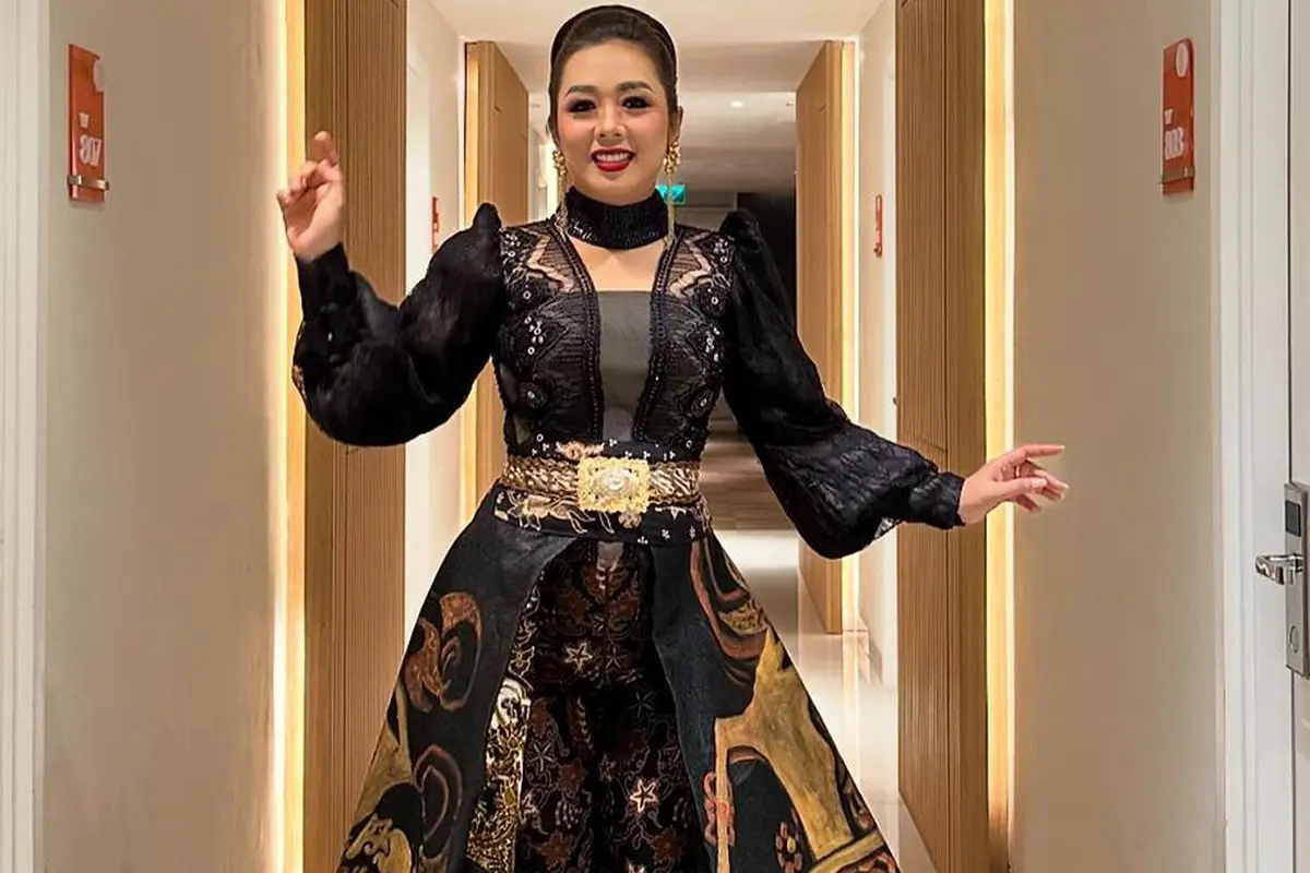 Soimah kenakan kebaya model outer warna hitam
