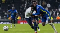 Penyerang Chelsea, Callum Hudson-Odoi berebut bola dengan pemain Tottenham, Japhet Tanganga pada leg kedua semifinal Piala Liga Inggris di Stadion Tottenham Hotspur di London, Kamis (13/1/2022). ini merupakan kali kesembilan The Blues ke final Piala Liga atau Carabao Cup. (AP Photo/Alastair Grant)