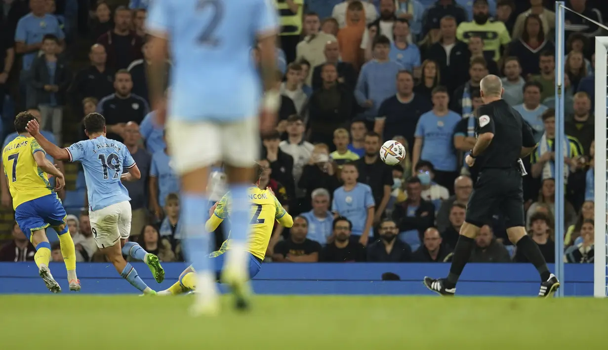 Julian Alvarez kembali mencetak gol pada menit ke-87. Kali ini gol dicetak via sepakan kaki kirinya usai menerima bola liar hasil sepakan Riyad Mahrez yang masih mampu diblok barisan belakang Nottingham Forest. (AP/Dave Thompson)