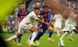 Alejandro Balde (Barcelona) mengawal Kylian Mbappe (Real Madrid) dalam laga La Liga 2025/2026 di Santiago Bernabeu, 26 Oktober 2025. (AP Photo/Bernat Armangue)