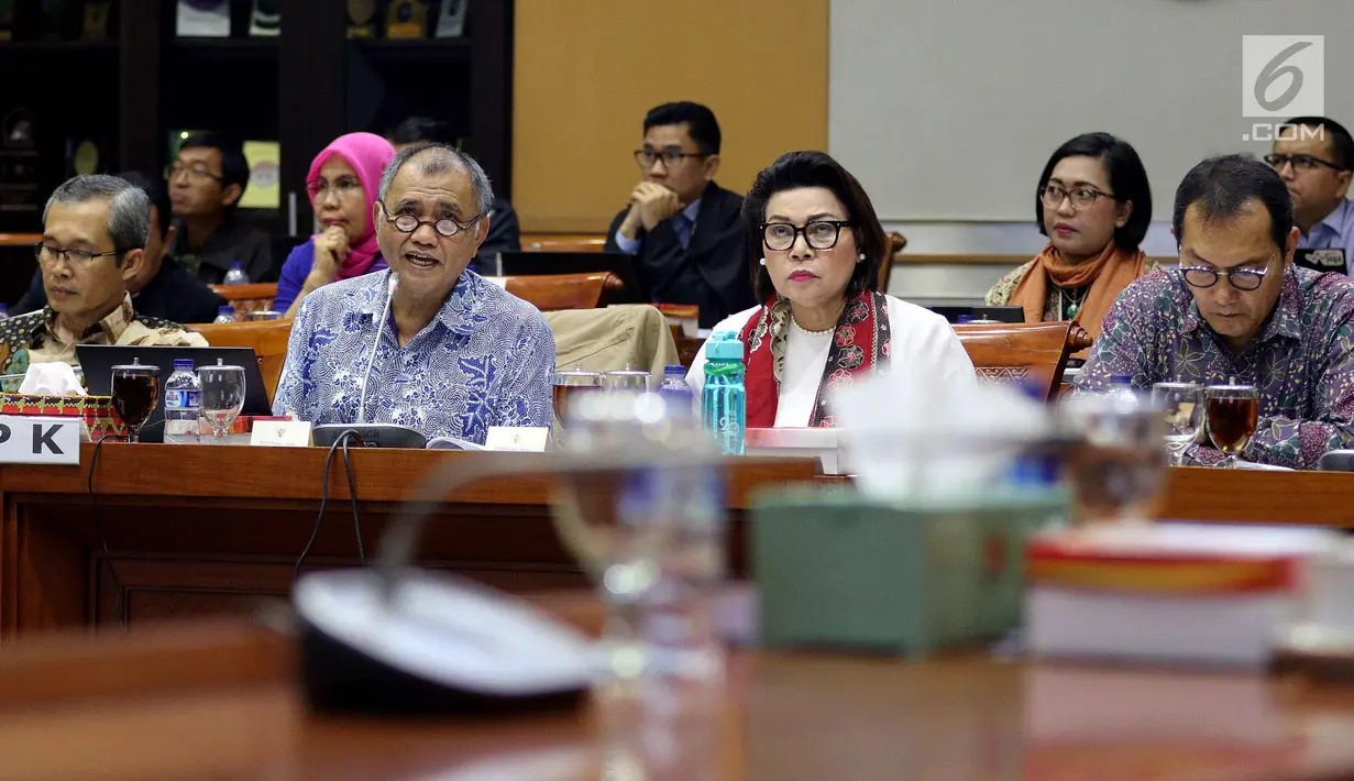 Ketua KPK, Agus Rahardjo (kedua kiri), Wakil Ketua KPK Basaria Panjaitan (kedua kanan) dan Alexander Marwata (kiri) mengikuti rapat dengar pendapat dengan Komisi III DPR di Kompleks Parlemen, Senayan, Jakarta, Senin (12/2). (Liputan6.com/Johan Tallo)