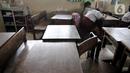 Deretan bangku kosong akibat banyak siswa tidak masuk sekolah di SDN Bukit Duri 11, Jakarta, Senin (6/1/2020). Banjir menyebabkan sekitar 50 persen siswa SDN Bukit Duri 11 tidak masuk sekolah karena mayoritas tinggal di kawasan Kampung Melayu dan Kampung Pulo. (merdeka.com/Iqbal S. Nugroho)