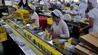 Pekerja melakukan proses pengemasan obat herbal di Pabrik PT Sido Muncul, Kabupaten Semarang, Jateng, Jumat (2/5). (ANTARA FOTO/R. Rekotomo)