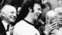 Franz Beckenbauer - Mantan kapten legendaris tim nasional Jerman ini sukses membawa tim Panser menjuarai Piala Dunia 1974. Kala itu Franz Beckenbauer merupakan pemain fenomenal yang memiliki kualitas diatas rata-rata. (AFP/Staff)