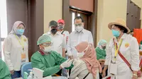 Menteri Perhubungan sekaligus Wakil Ketua I PP Kagama Budi Karya Sumadi, Direktur Utama Taspen A.N.S Kosasih meninjau vaksinasi gratis untuk 1.000 orang yang berusia 18 tahun ke atas.