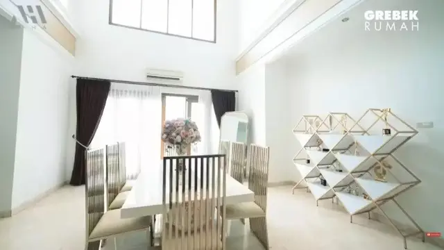 Potret Mewah Dapur Milik Fuji yang Dipenuhi Ornamen Kayu, Harganya Senilai Rp12 Miliar