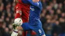 Gelandang Liverpool Fabinho berebut bola dengan gelandang bertahan Chelsea, Ross Barkley pada laga putaran lima Piala FA di Stamford Bridge, London, Selasa (3/3/2020). Chelsea mengemas kemenangan telak 2-0 atas tamunya Liverpool. (AP/Ian Walton)