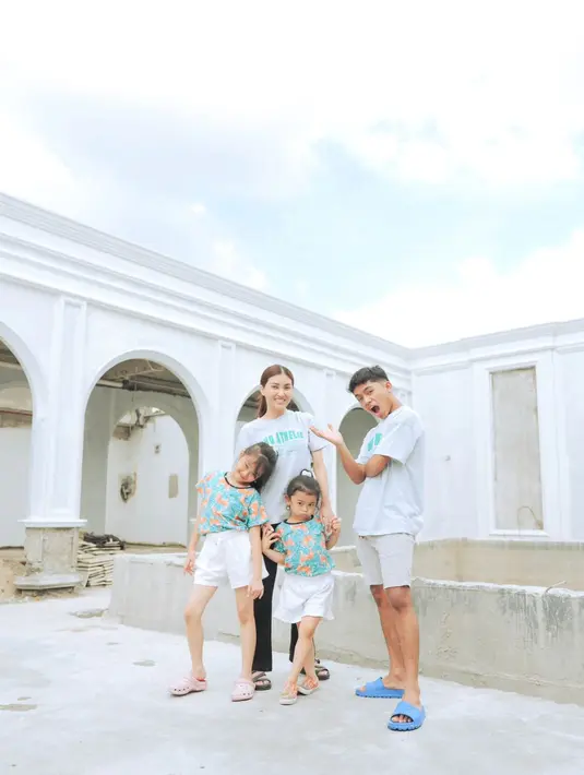 Sementara Sarwendah dan Bertrand pakai kaus yang sama, Thalia memilih tampilan kompak bersama Thania. [@sarwendah29]