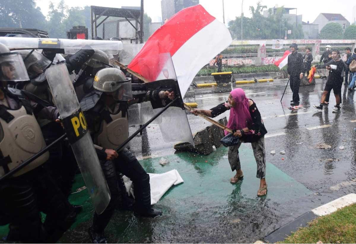 Bentrokan Panas Pengunjuk Rasa vs Polisi di DPR