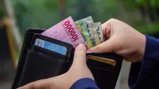 Ilustrasi pecahan Rupiah Kertas dalam dompet. (Sumber foto: Pexels.com).