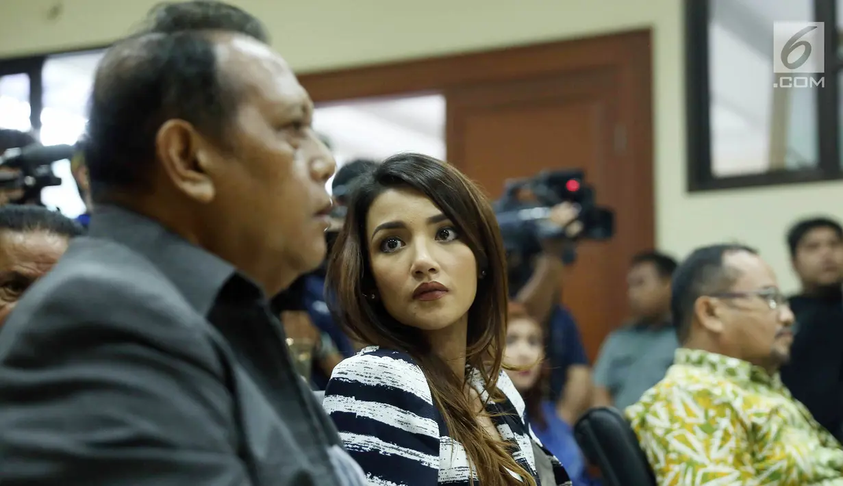 Ekspresi aktris Tsania Marwa saat menjalani sidang cerai di Pengadilan Agama Cibinong, Jawa Barat, Senin (15/08). Marwa dan Atalarik kini resmi bercerai dengan berbagai pertimbangan yang telah ada di surat gugatan cerai. (Liputan6.com/Herman Zakharia)