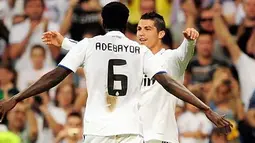 Keceriaan Emmanuel Adebayor (kiri) dan Cristiano Ronaldo pada partai pamungkas La Liga 2010-2011 di Santiago Bernabeu, 21 Mei 2011. AFP PHOTO/DANI POZO