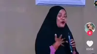 Bu Tumini asal Ponorogo saat dialog dengan Gus Iqdam sempat memberikan untuk dai viral ini. (TikTok)