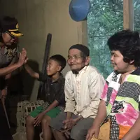 Meski tubuhnya kecil, Hafidin mengerjakan hampir semua pekerjaan rumah tangga dan terkadang mencari tambahan untuk biayai dapur rumah. (Liputan6.com/Muhamad Ridlo)