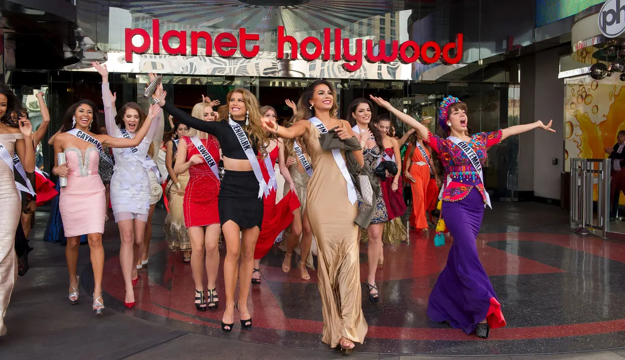 Para Kontestan Miss Universe 2015 usai keluar dari Planet Hollywood Resort & Casino di Las Vegas, Nevada, (7/12). Kontestan akan melakukan shoting dan pemotretan untuk gelaran Miss Universe yang akan dimulai pada 20 Desember nanti. (Reuters/Matt Petit)
