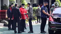 Presiden Joko Widodo atau Jokowi (tengah kanan) menyalami Sekjen PDIP Hasto Kristiyanto saat tiba untuk menghadiri rapat kerja nasional (Rakernas) II PDIP di Jakarta, Selasa (21/6/2022). Rakernas PDIP kali ini mengusung tema 'Desa Kuat, Indonesia Maju dan Berdaulat'. (Liputan6.com/Faizal Fanani)