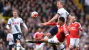 4. Pemain Tottenham, Harry Kane, berusaha melewati pemain MU, Chris Smalling, pada laga Liga Premier Inggris di Stadion White Hart Lane, London, Minggu (10/4/2016). Tottenham menang 3-0 atas MU. (AFP/Glyn Kirk)