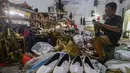 Pasca-perayaan Lebaran 2025 pada April lalu, pelaku Usaha Mikro, Kecil, dan Menengah (UMKM) di industri rumahan sepatu wanita OB Shoes mengaku mengalami penurunan omzet produksi. (merdeka.com/Arie Basuki)