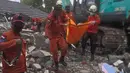 Tim penyelamat membawa kantong mayat berisi korban gempa bumi di Mamuju, Sulawesi Barat, Jumat (15/1/2021). Gempa bermagnitudo 6,2 mengguncang Mamuju, Sulawesi Barat. (AP/Yusuf Wahil)