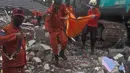Tim penyelamat membawa kantong mayat berisi korban gempa bumi di Mamuju, Sulawesi Barat, Jumat (15/1/2021). Gempa bermagnitudo 6,2 mengguncang Mamuju, Sulawesi Barat. (AP/Yusuf Wahil)