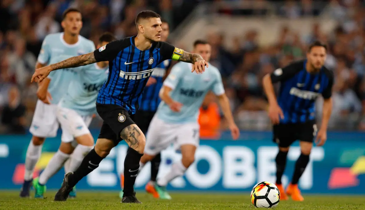 Pemain Inter Milan, Mauro Icardi mencetak gol penalti ke gawang Lazio pada laga terakhir Serie A 2017-2018  di Stadion Olimpico, Senin (21/5). Inter Milan memenangi duel hidup-mati melawan Lazio dengan skor 3-2. (Giuseppe Lami/ANSA via AP)