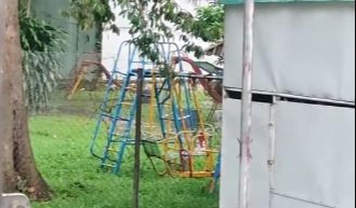 Namun, kini arena bermain tersebut tak lagi dipakai karena beberapa alat telah rusak.