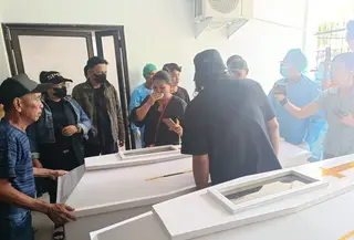 Empat dari 16 jenazah korban kebakaran Panti Werdha Damai Manado yang terjadi pada, Minggu, 28 Desember 2025 malam berhasil teridentifikasi. (Liputan6.com/Yoseph Ikanubun)