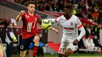 Sebastien Corchia dan Elderson bek Lille dan AS Monaco terlibat dalam duel perebutan bola mirip adu banteng di kompetisi Ligue 1 Prancis.