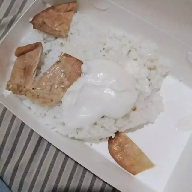 6 Potret Nasi Kotak dengan Lauk Ayam Ini Nyeleneh, Bikin Senyum Tipis