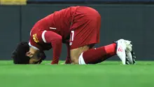 Penyerang Liverpool, Mohamed Salah melakukan selebrasi usai mencetak gol ke gawang West Ham United pada lanjutan Liga Inggris di Anfield, Inggris (24/2). Liverpool menang telak atas West Ham 4-1. (AP Photo / Rui Vieira)